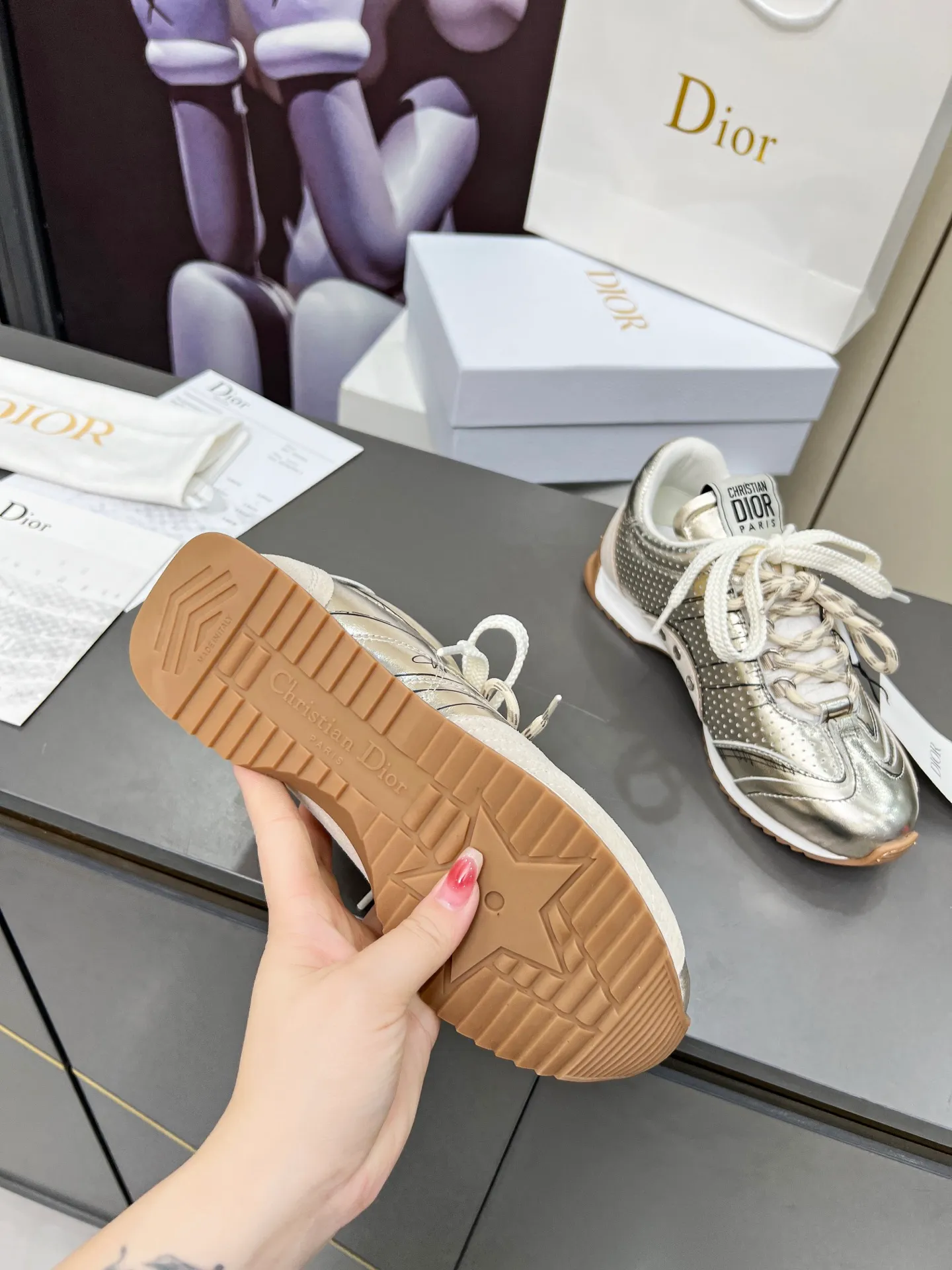 Gold men's shoes 💰580 D-Sketch sneakers are new products in the 2025 spring and summer ready-to-wear series❤️‍🔥❤️‍🔥❤️‍🔥❤️‍🔥, highlighting the classic retro aesthetics. Crafted from gold-toned crinkled sheepskin and gold-toned laminated calfskin 🌹🌹🌹, it features beige suede calfskin panels and double laces. The side is decorated with a handwritten Christian Dior Men's Shoes 💰aris logo🎆🎆🎆, while the heel and tongue are embellished with Christian Dior Men's Shoes 💰aris logo panels and plaques. Paired with two-color thin rubber soles, they look more refined. Size: 35~41 (men’s model is currently available). Color: black, white, gold, silver.